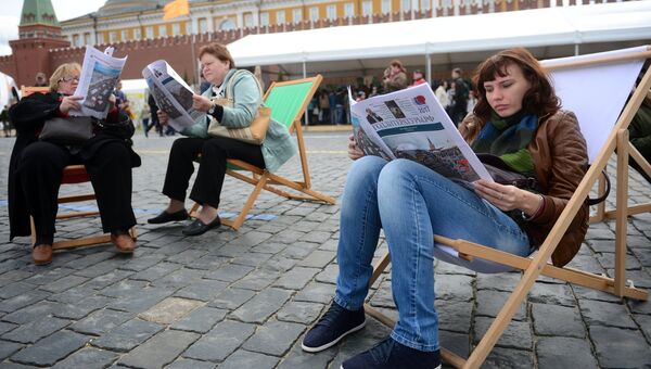 Посетители на книжном фестивале Красная площадь в Москве Посетители на книжном фестивале Красная площадь в Москве