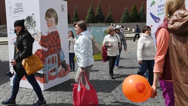 Посетители на книжном фестивале Красная площадь в Москве Посетители на книжном фестивале Красная площадь в Москве