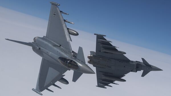 Немецкий истребитель Eurofighter Typhoon во время учений ВВС НАТО в воздушном пространстве Литвы. Архивное фото Немецкий истребитель Eurofighter Typhoon во время учений ВВС НАТО в воздушном пространстве Литвы. Архивное фото