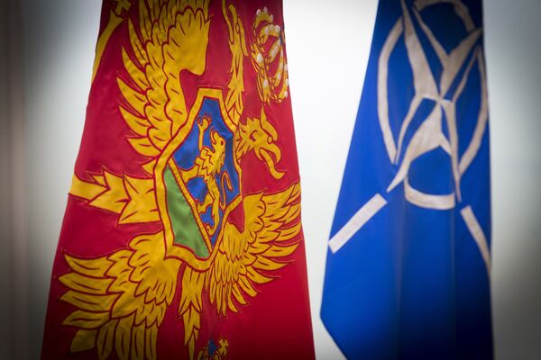 Флаги Черногории и НАТО Флаги Черногории и НАТО