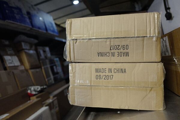 Коробка с товарами, сделанными в Китае, в службе доставки UPS Коробка с товарами, сделанными в Китае, в службе доставки UPS