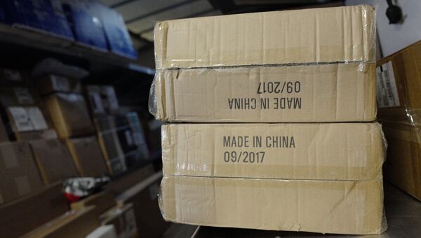 Коробка с товарами, сделанными в Китае, в службе доставки UPS Коробка с товарами, сделанными в Китае, в службе доставки UPS