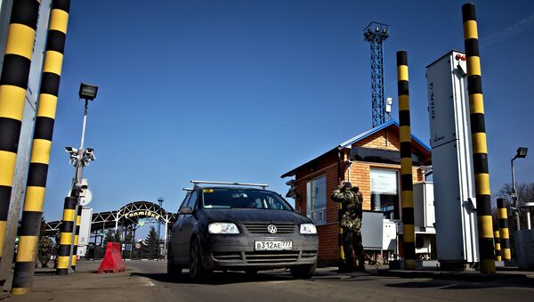 Автомобиль на пропускном пункте Гоптовка на границе России и Украины. Архивное фото Автомобиль на пропускном пункте Гоптовка на границе России и Украины. Архивное фото