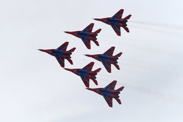 Многоцелевые истребители МиГ-29 пилотажной группы Стрижи Многоцелевые истребители МиГ-29 пилотажной группы Стрижи