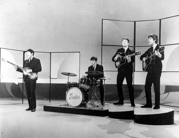 Британская группа The Beatles во время репетиции в студии в Лондоне. 1963 год Британская группа The Beatles во время репетиции в студии в Лондоне. 1963 год