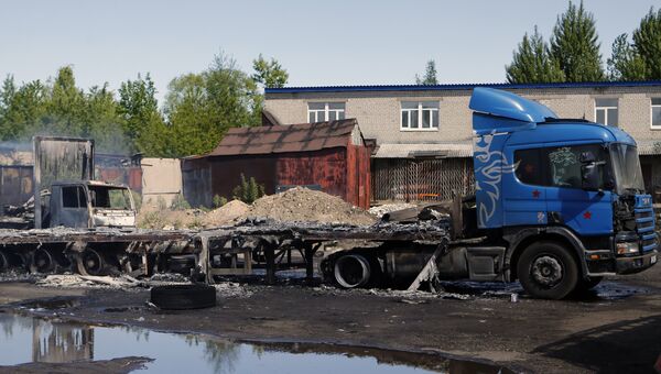 Обгоревший грузовой автомобиль, пострадавший в результате пожара на складе с горюче-смазочными материалами в Ярославле. 9 июня 2017 Обгоревший грузовой автомобиль, пострадавший в результате пожара на складе с горюче-смазочными материалами в Ярославле. 9 июня 2017