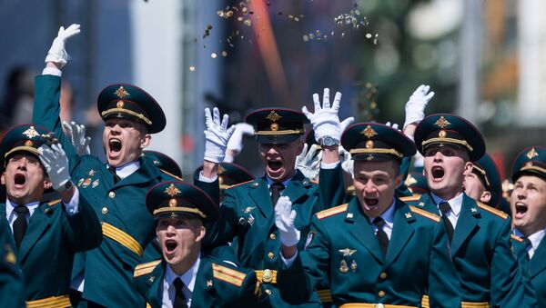 Курсанты Омского автобронетанкового инженерного института на Соборной площади во время выпускного, приуроченного к празднованию Дня России. 12 июня 2017 Курсанты Омского автобронетанкового инженерного института на Соборной площади во время выпускного, приуроченного к празднованию Дня России. 12 июня 2017