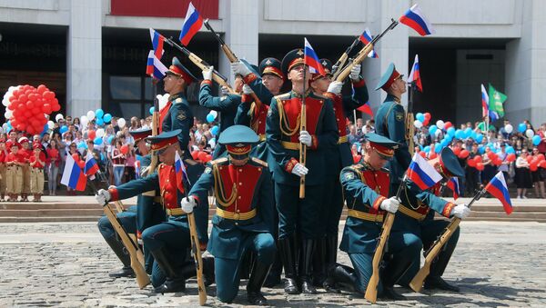 Почетный караул Преображенского полка во время выступления в честь Дня России на Поклонной горе в Москве. 12 июня 2017 Почетный караул Преображенского полка во время выступления в честь Дня России на Поклонной горе в Москве. 12 июня 2017