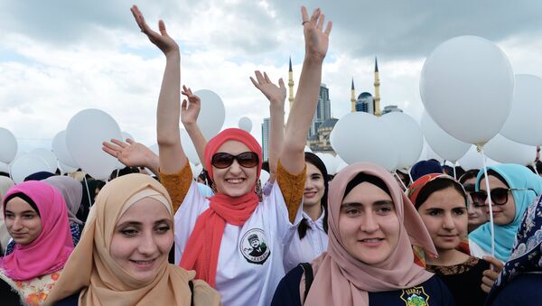 Участники на праздничном митинге-концерте в честь Дня России в Грозном. 12 июня 2017 Участники на праздничном митинге-концерте в честь Дня России в Грозном. 12 июня 2017