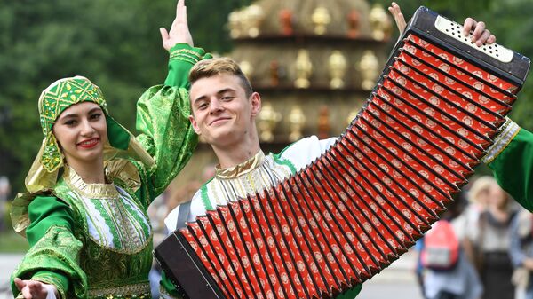 Участники в национальных костюмах встречают гостей на празднике русского гостеприимства СамоварФест в саду Эрмитаж. 12 июня 2017 Участники в национальных костюмах встречают гостей на празднике русского гостеприимства СамоварФест в саду Эрмитаж. 12 июня 2017