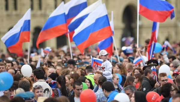 Зрители во время праздничного концерта, посвященного Дню России, на Красной площади. 12 июня 2017 Зрители во время праздничного концерта, посвященного Дню России, на Красной площади. 12 июня 2017