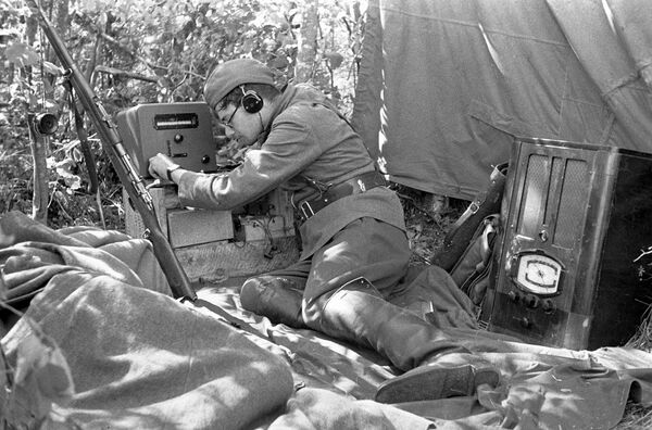 Радист-информатор принимает сводку Совинформбюро. 1942 г. Радист-информатор принимает сводку Совинформбюро. 1942 г.