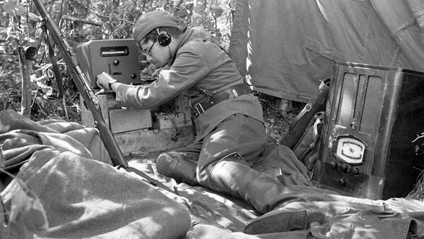 Радист-информатор принимает сводку Совинформбюро. 1942 г. Радист-информатор принимает сводку Совинформбюро. 1942 г.