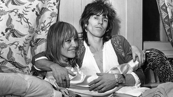 Гитарист Rolling Stones Кит Ричардс и его спутница Анита Палленберг в Лондоне. Архивное фото Гитарист Rolling Stones Кит Ричардс и его спутница Анита Палленберг в Лондоне. Архивное фото