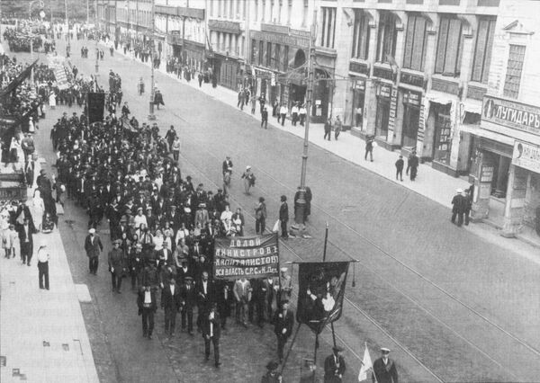 Июльская демонстрация в Петрограде Июльская демонстрация в Петрограде