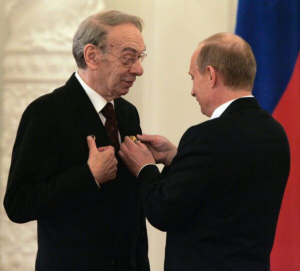 Артист кино, кинорежиссер Алексей Баталов и президент России Владимир Путин на церемонии вручения Государственных премий в Кремле Артист кино, кинорежиссер Алексей Баталов и президент России Владимир Путин на церемонии вручения Государственных премий в Кремле