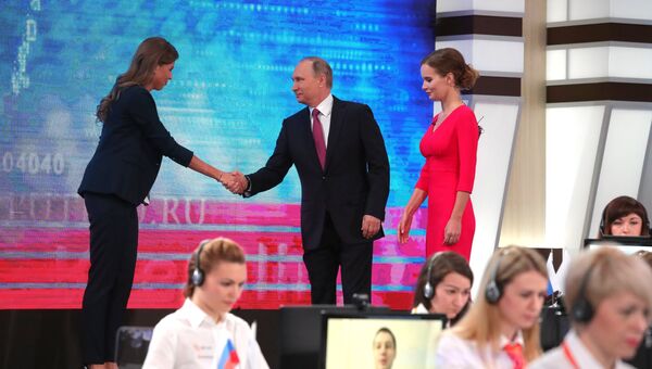Президент РФ Владимир Путин в основной студии московского Гостиного двора перед началом ежегодной специальной программы Прямая линия с Владимиром Путиным. 15 июня 2017 Президент РФ Владимир Путин в основной студии московского Гостиного двора перед началом ежегодной специальной программы Прямая линия с Владимиром Путиным. 15 июня 2017