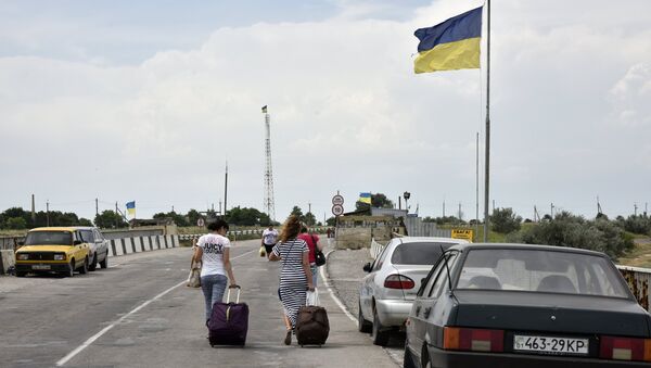 Автомобили на пункте пропуска Джанкой на границе России и Украины Автомобили на пункте пропуска Джанкой на границе России и Украины