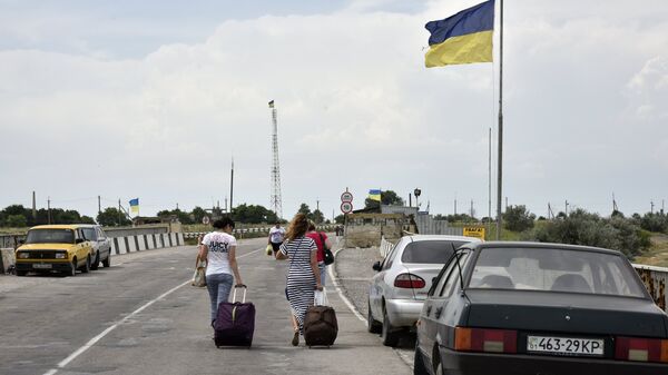 Автомобили на пункте пропуска на границе России и Украины Автомобили на пункте пропуска на границе России и Украины