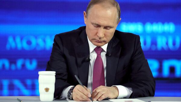 Президент РФ Владимир Путин во время ежегодной Прямой линии. Архивное фото Президент РФ Владимир Путин во время ежегодной Прямой линии. Архивное фото