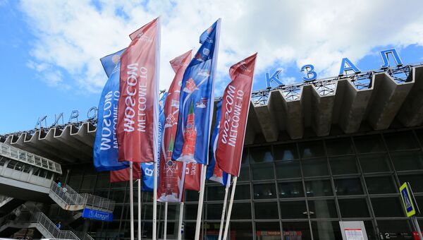 Флаги с символикой Кубка конфедераций FIFA 2017 на площади перед Курским вокзалом в Москве. Архивное фот Флаги с символикой Кубка конфедераций FIFA 2017 на площади перед Курским вокзалом в Москве. Архивное фот