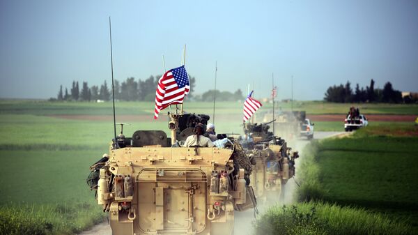 Военные США занимают позиции возле деревни Дарбасия, Сирия Военные США занимают позиции возле деревни Дарбасия, Сирия