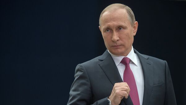 Президент РФ Владимир Путин отвечает на вопросы журналистов после ежегодной Прямой линии в Гостином дворе. 15 июня 2017 Президент РФ Владимир Путин отвечает на вопросы журналистов после ежегодной Прямой линии в Гостином дворе. 15 июня 2017