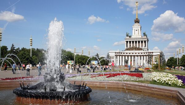 Всероссийский выставочный центр (ВДНХ). Вид на фонтан и Центральный павильон. Архивное фото Всероссийский выставочный центр (ВДНХ). Вид на фонтан и Центральный павильон. Архивное фото