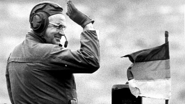 Канцлер Германии Гельмут Коль на танке Леопард. 17 сентября 1986 года Канцлер Германии Гельмут Коль на танке Леопард. 17 сентября 1986 года