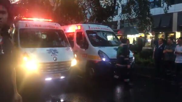 Экстренные службы прибыли к торговому центру в Боготе, где произошел взрыв Экстренные службы прибыли к торговому центру в Боготе, где произошел взрыв