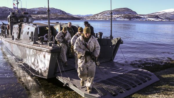 Морпехи США во время учений в Норвегии Морпехи США во время учений в Норвегии