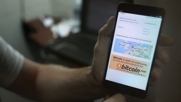 Демонстрация на смартфоне мобильного приложения для работы с криптовалютой биткоин в стационарном обменном пункте криптовалют в Москве. Архивное фото Демонстрация на смартфоне мобильного приложения для работы с криптовалютой биткоин в стационарном обменном пункте криптовалют в Москве. Архивное фото