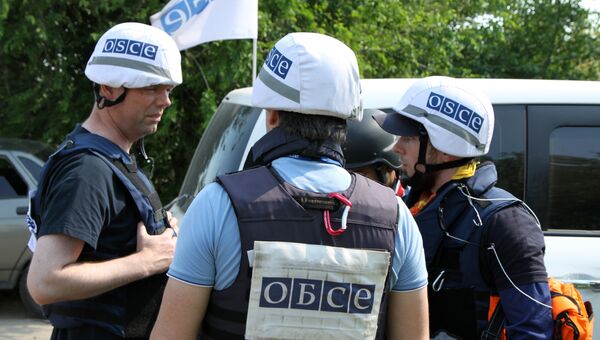 Замглавы СММ ОБСЕ на Украине Александр Хуг во время посещения с инспекцией прифронтового населенного пункта Саханка в ДНР. 20 июня 2017 Замглавы СММ ОБСЕ на Украине Александр Хуг во время посещения с инспекцией прифронтового населенного пункта Саханка в ДНР. 20 июня 2017