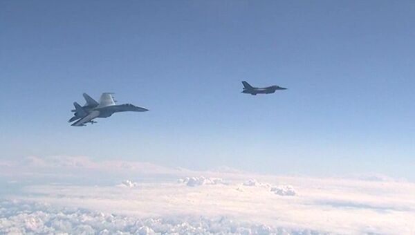 Истребитель НАТО F-16 и российский истребитель Су-27 над водами Балтики Истребитель НАТО F-16 и российский истребитель Су-27 над водами Балтики