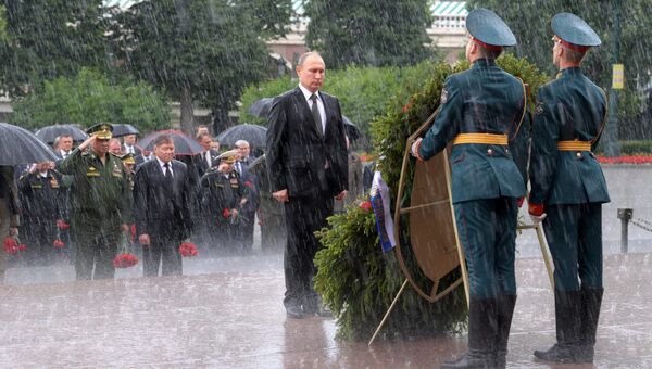 Президент РФ Владимир Путин принимает участие в церемонии возложения венков к Могиле Неизвестного Солдата в Александровском саду в День памяти и скорби Президент РФ Владимир Путин принимает участие в церемонии возложения венков к Могиле Неизвестного Солдата в Александровском саду в День памяти и скорби