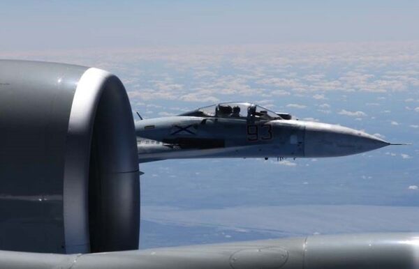 Сближение российского Су-27 с самолетом-разведчиком США RC-135U Сближение российского Су-27 с самолетом-разведчиком США RC-135U