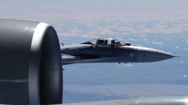 Сближение российского Су-27 с самолетом-разведчиком США RC-135U Сближение российского Су-27 с самолетом-разведчиком США RC-135U