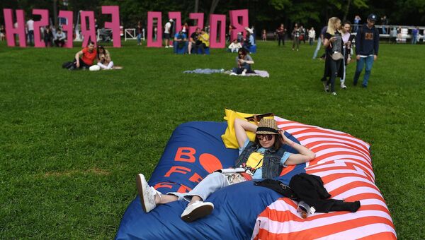 Зрители на фестивале Bosco Fresh Fest 2017 в московском музее-заповеднике Царицыно. 24 июня 2017 Зрители на фестивале Bosco Fresh Fest 2017 в московском музее-заповеднике Царицыно. 24 июня 2017