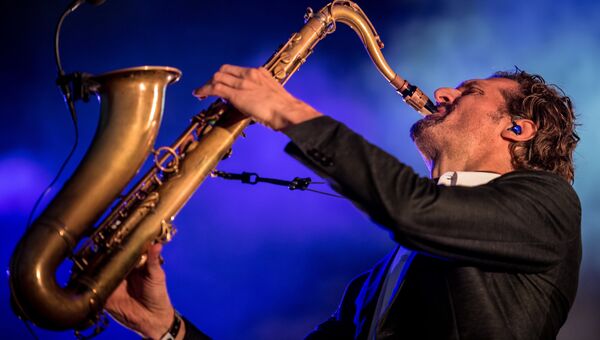 Музыкант группы Parov Stelar выступает на музыкальном фестивале Bosco Fresh Fest 2017 в московском музее-заповеднике Царицыно Музыкант группы Parov Stelar выступает на музыкальном фестивале Bosco Fresh Fest 2017 в московском музее-заповеднике Царицыно