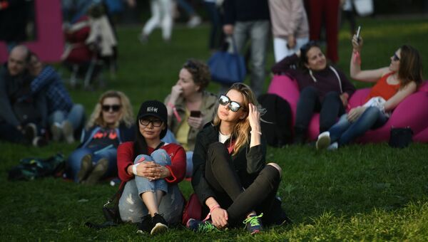 Отдыхающие на музыкальном фестивале Bosco Fresh Fest 2017 в московском музее-заповеднике Царицыно Отдыхающие на музыкальном фестивале Bosco Fresh Fest 2017 в московском музее-заповеднике Царицыно