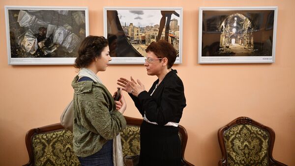 Посетители на открытии фотовыставки Война и… мiръ? в фойе Зимина Московского музыкального театра Геликон-опера Посетители на открытии фотовыставки Война и… мiръ? в фойе Зимина Московского музыкального театра Геликон-опера