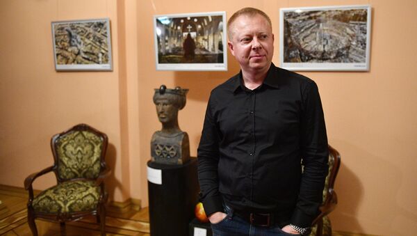 Фотокорреспондент МИА Россия сегодня Валерий Мельников на открытии фотовыставки Война и… мiръ? в фойе Зимина Московского музыкального театра Геликон-опера Фотокорреспондент МИА Россия сегодня Валерий Мельников на открытии фотовыставки Война и… мiръ? в фойе Зимина Московского музыкального театра Геликон-опера