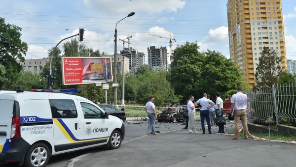 Полиция и сотрудники спецслужб работают на месте взрыва автомобиля в Киеве. 27 июня 2017 Полиция и сотрудники спецслужб работают на месте взрыва автомобиля в Киеве. 27 июня 2017