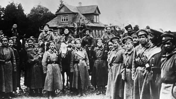 Братание солдат Дикой дивизии с революционными войсками под Петроградом Братание солдат Дикой дивизии с революционными войсками под Петроградом