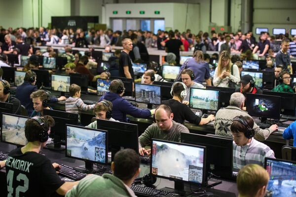 Геймеры на первом музыкально-техническом игровом фестивале Wargaming Fest в Центральном выставочном комплексе Экспоцентр в Москве Геймеры на первом музыкально-техническом игровом фестивале Wargaming Fest в Центральном выставочном комплексе Экспоцентр в Москве