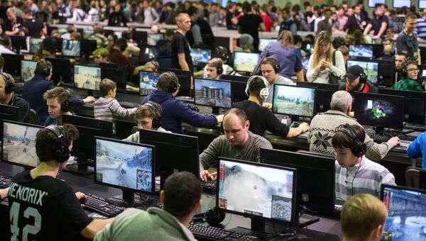 Геймеры на первом музыкально-техническом игровом фестивале Wargaming Fest в Центральном выставочном комплексе Экспоцентр в Москве Геймеры на первом музыкально-техническом игровом фестивале Wargaming Fest в Центральном выставочном комплексе Экспоцентр в Москве