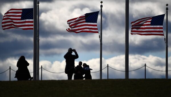 Флаги США в Вашингтоне. Архивное фото Флаги США в Вашингтоне. Архивное фото