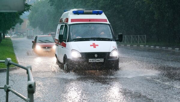 Автомобиль скорой помощи во время дождя в Москве. 30 июня 2017 Автомобиль скорой помощи во время дождя в Москве. 30 июня 2017