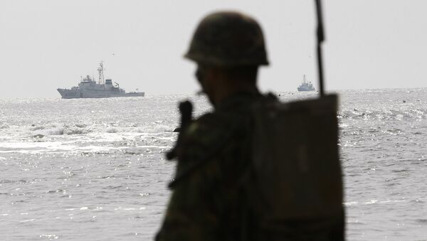 Южнокорейский корабль береговой охраны и морской патруль военно-морского флота. Архивное фото Южнокорейский корабль береговой охраны и морской патруль военно-морского флота. Архивное фото