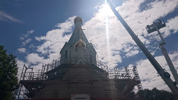 Установка креста на главный купол русского храма Всех святых в Страсбурге прошла при помощи двух подъемных кранов Установка креста на главный купол русского храма Всех святых в Страсбурге прошла при помощи двух подъемных кранов